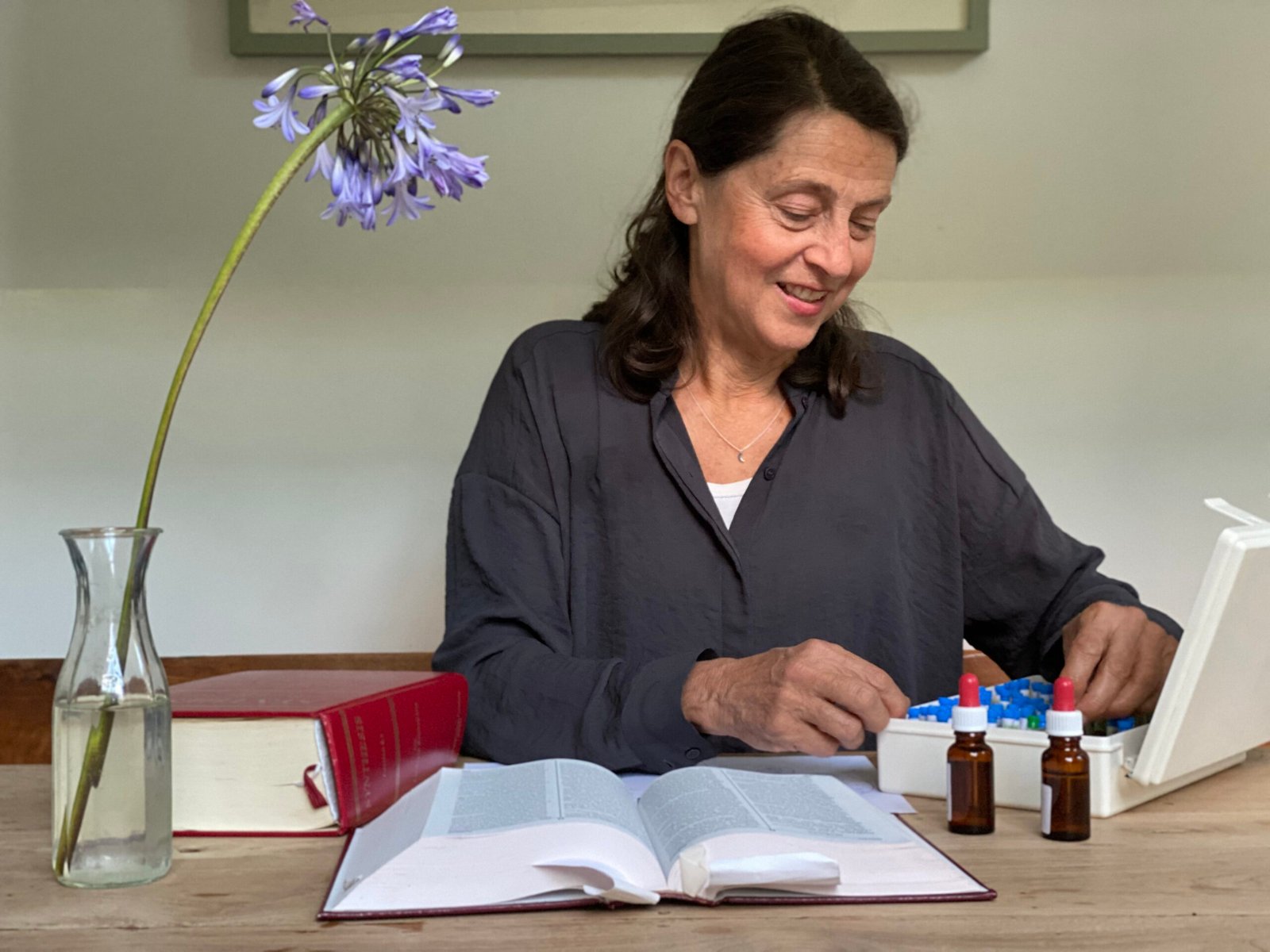 Veronique werkend als homeopaat bij Tara